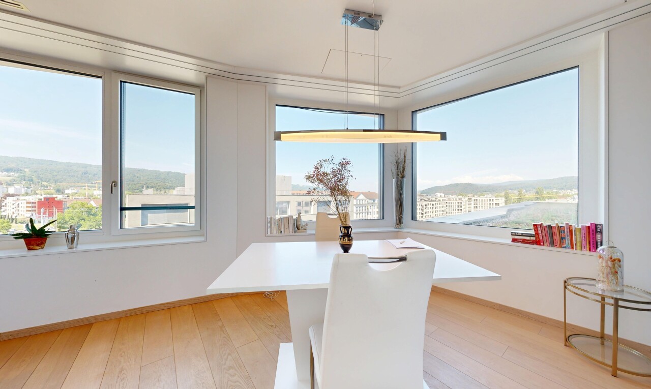 salle à manger avec day time, sol en finition bois, wood finish floor, inside property, et plinthes murales