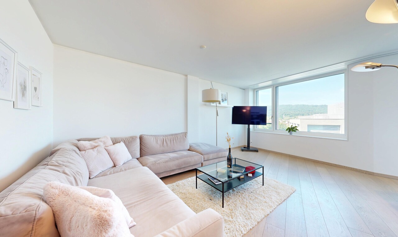 salon avec inside property, sol en finition bois, wood finish floor, télévision, et cloison sèche