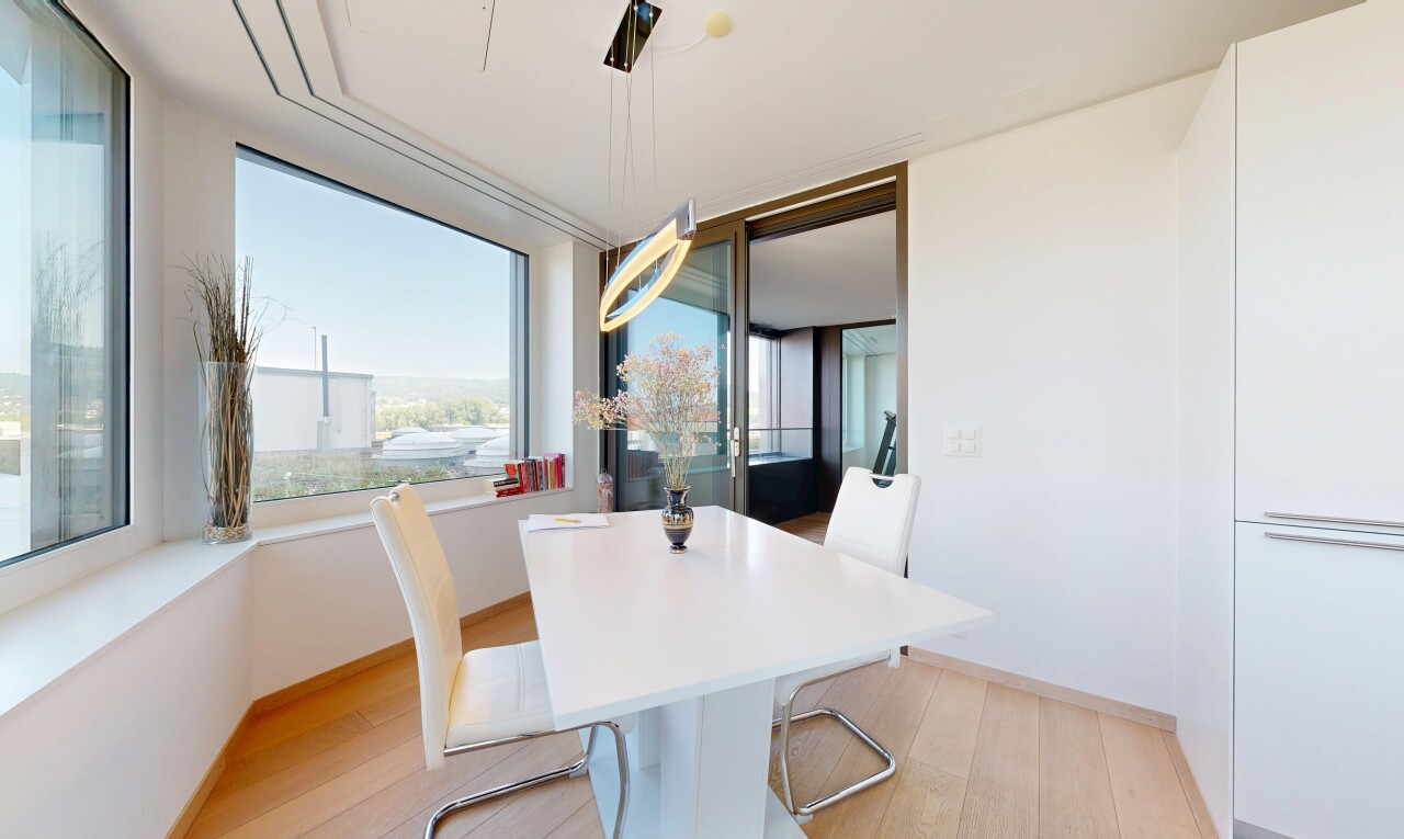 salle à manger avec day time, wood finish floor, sol en finition bois, drywall, et cloison sèche