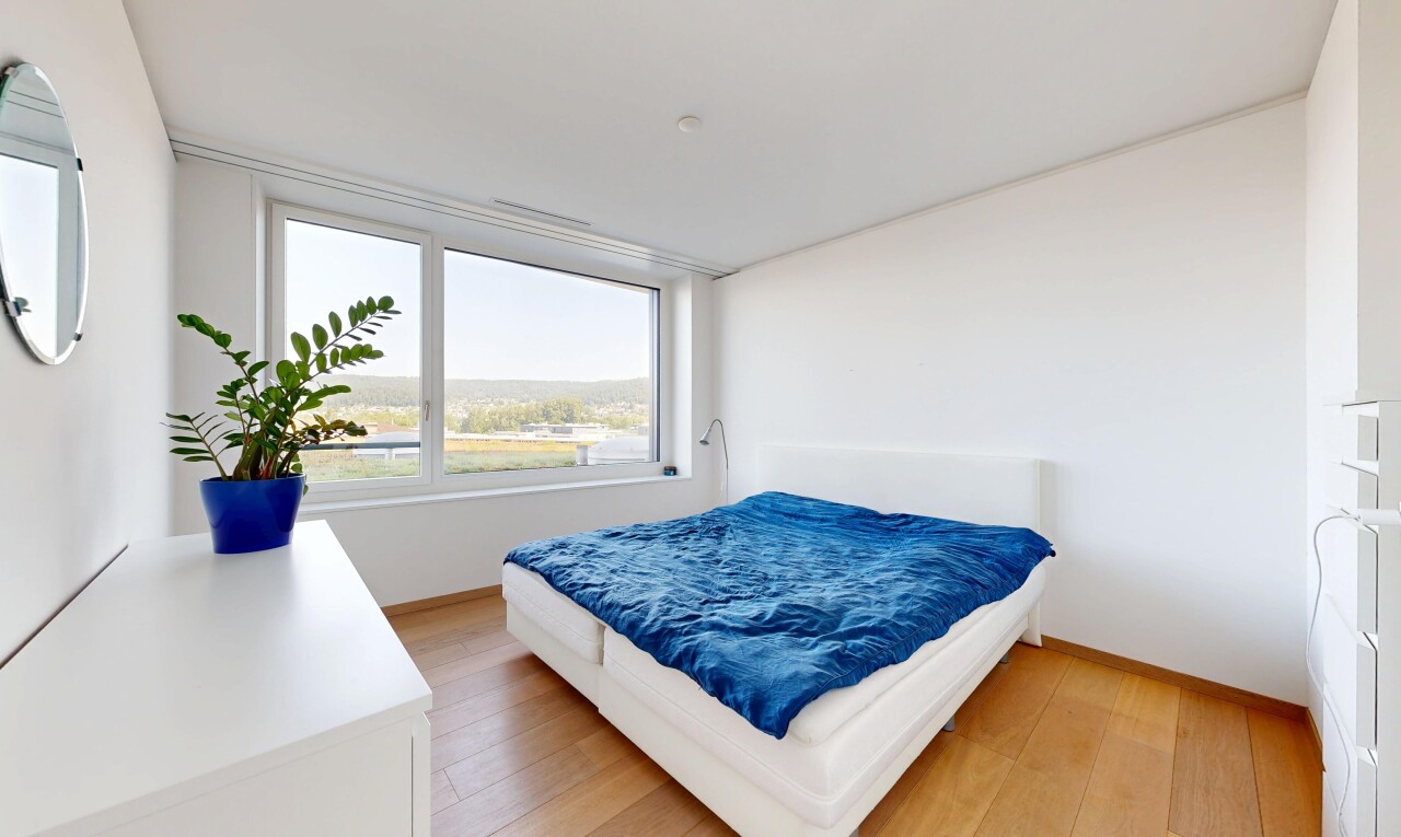 chambre avec inside property, wood finish floor, sol en finition bois, drywall, et cloison sèche