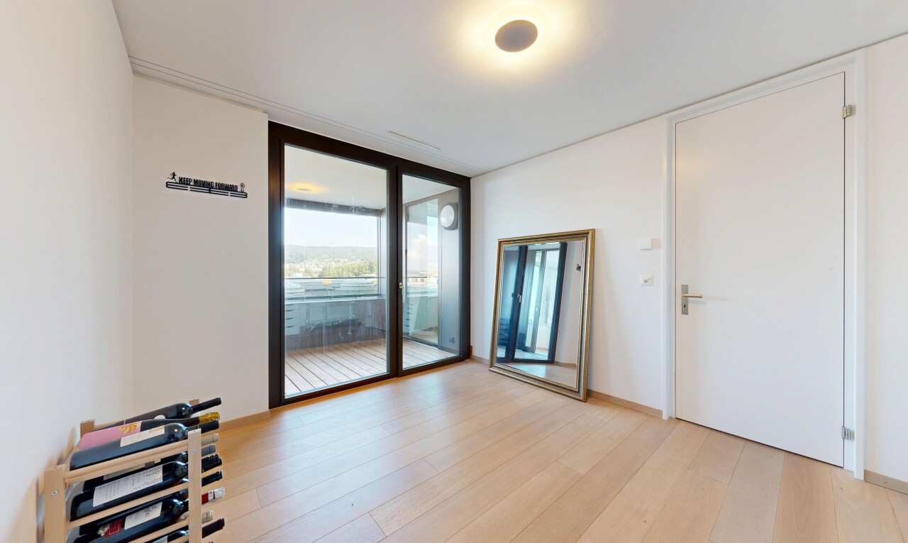 pièce vide avec fenêtres du sol au plafond, floor ceiling windows, sol en finition bois, wood finish floor, et inside property