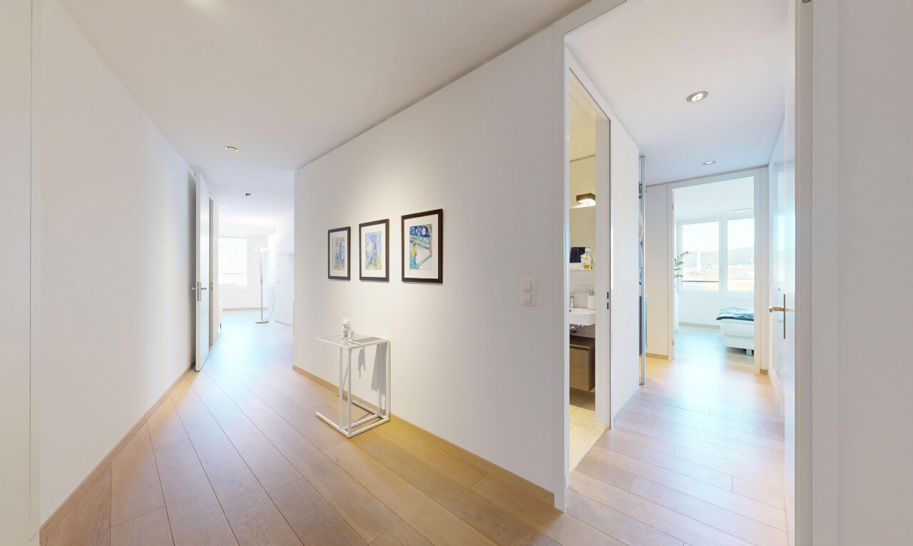 couloir avec sol en finition bois, wood finish floor, lumière naturelle, natural light, et inside property