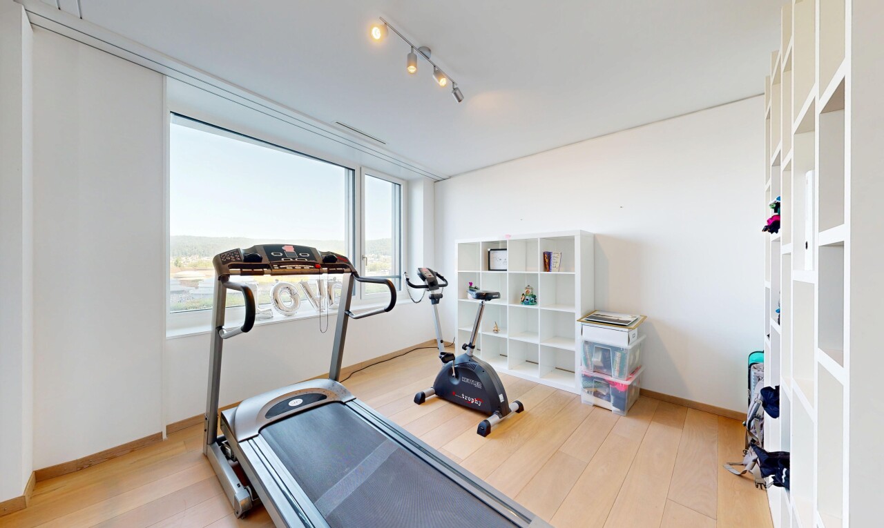gym avec inside property, sol en finition bois, wood finish floor, light floor, et cloison sèche