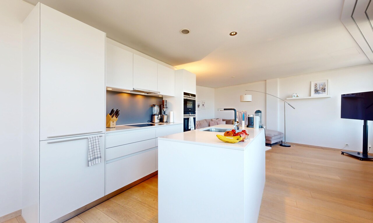 cuisine avec kitchen island, îlot de cuisine, light countertops, plans de travail, et light floor