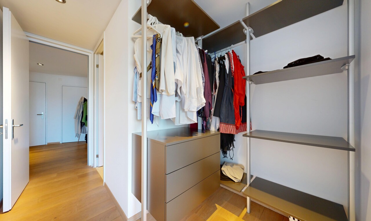dressing avec sol en finition bois, wood finish floor, et light floor
