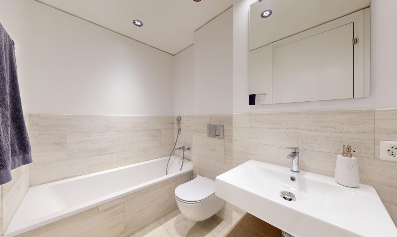 salle de bains avec miroir, bain, salle de bain complète, mur en carrelage, et tile wall