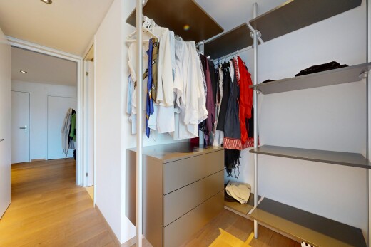 dressing avec sol en finition bois, wood finish floor, et light floor