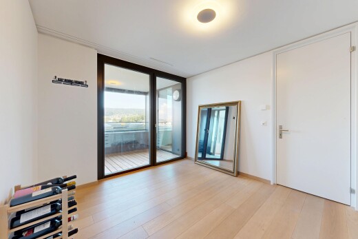 pièce vide avec fenêtres du sol au plafond, floor ceiling windows, sol en finition bois, wood finish floor, et inside property