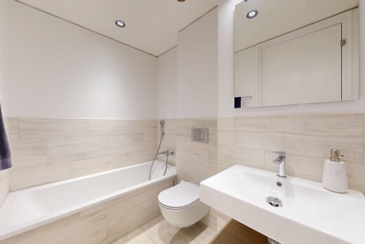 salle de bains avec miroir, bain, salle de bain complète, mur en carrelage, et tile wall