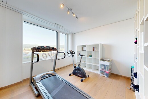 gym avec inside property, sol en finition bois, wood finish floor, light floor, et cloison sèche