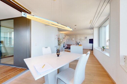 salle à manger avec inside property, light floor, lumière naturelle, natural light, et sol en finition bois
