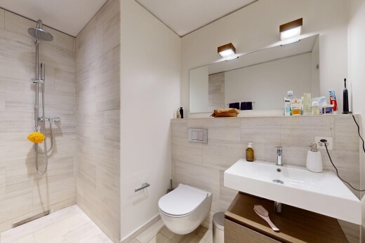 salle de bains avec salle de bain complète, inside community, douche, lavabo (ou coiffeuse selon le contexte), et tile wall