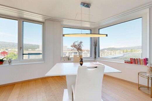 salle à manger avec day time, sol en finition bois, wood finish floor, inside property, et plinthes murales