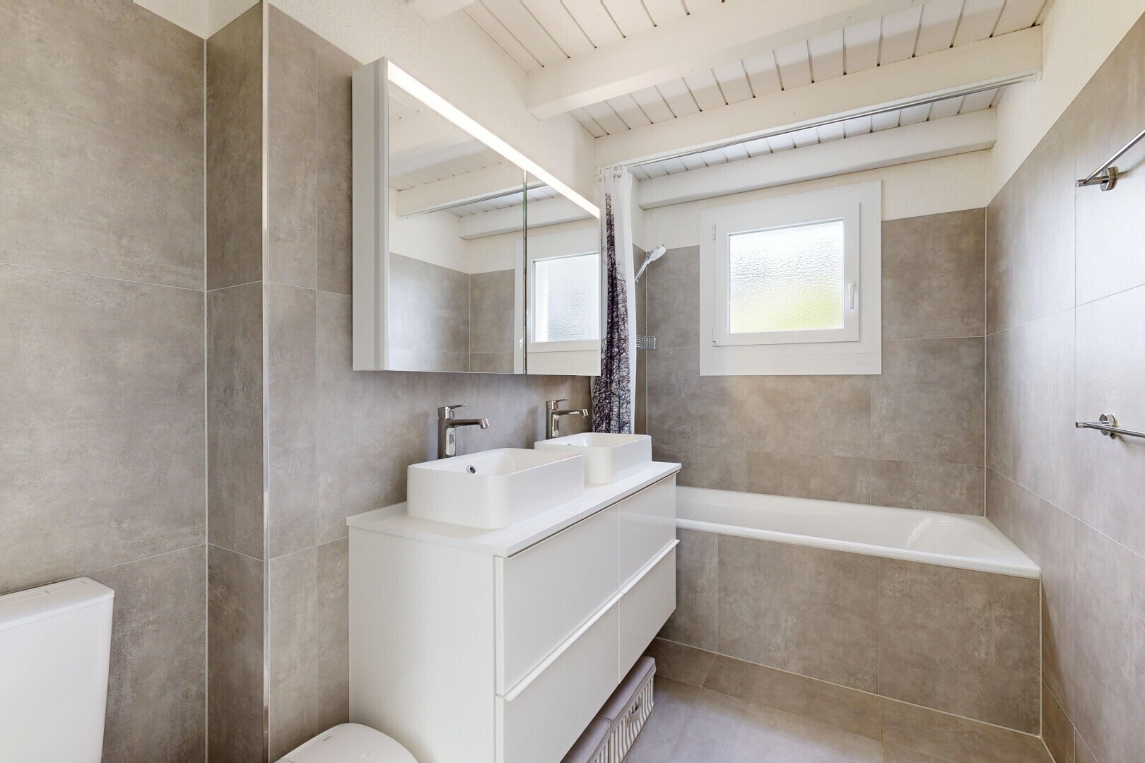 bad mit fliesenwand, tile wall, balkendecke, beamed ceiling, und komplettes badezimmer