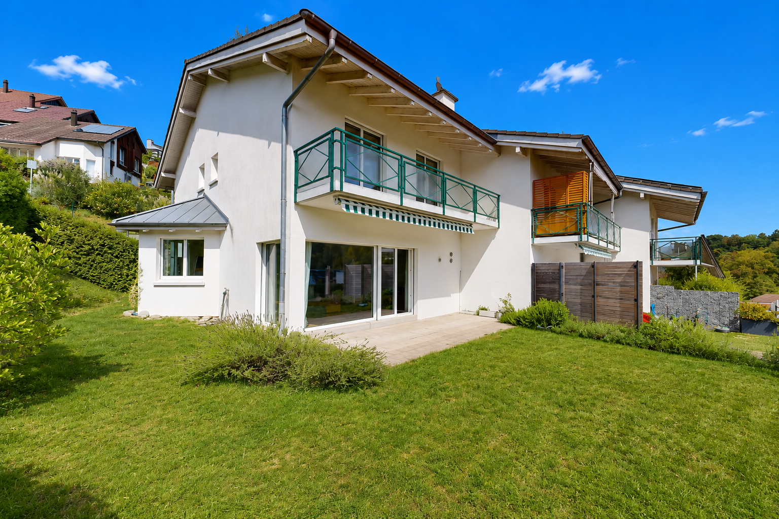 außenansicht mit balkon, property visible, rasen, day time, und stuckverkleidung