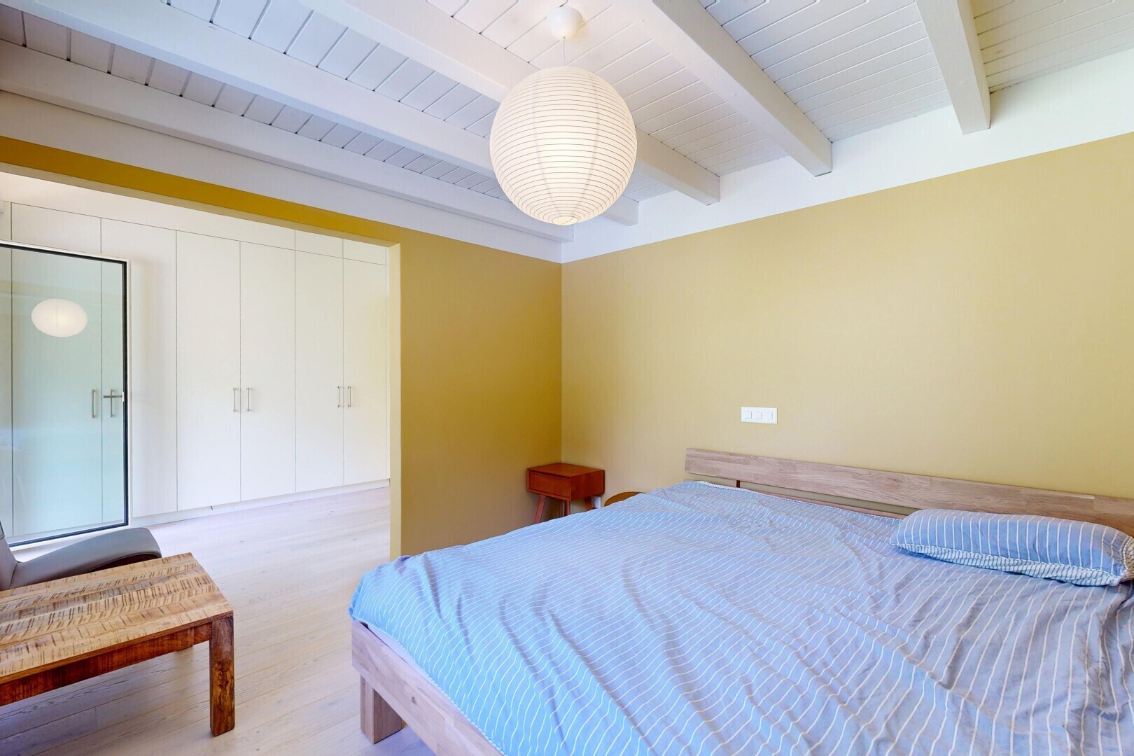 zimmer / schlafzimmer mit balkendecke, beamed ceiling, holzfußboden, wood finish floor, und gipskartonwand