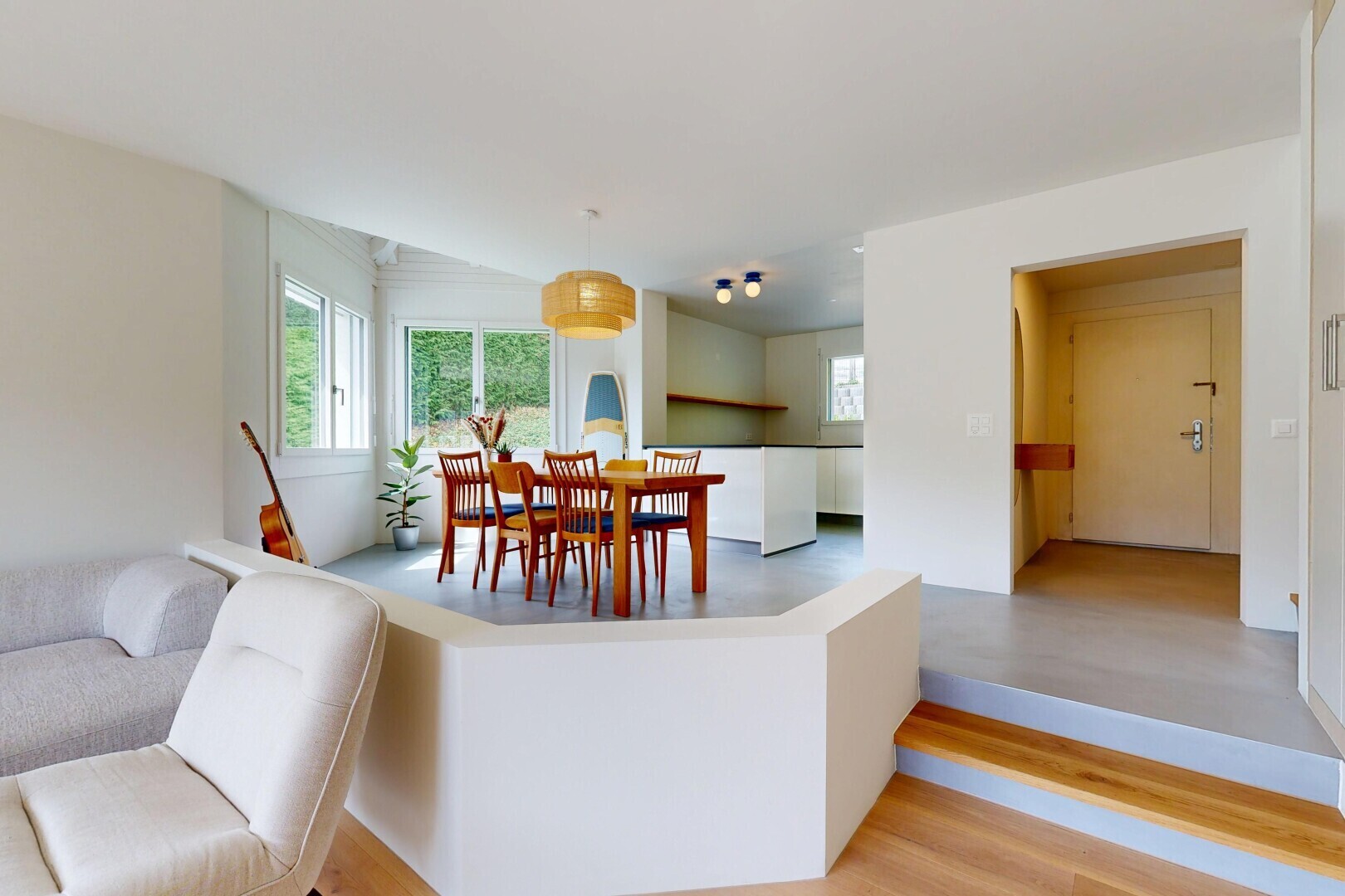 wohn- / esszimmer mit gipskartonwand, drywall, natürliches licht, inside property, und pendelleuchte