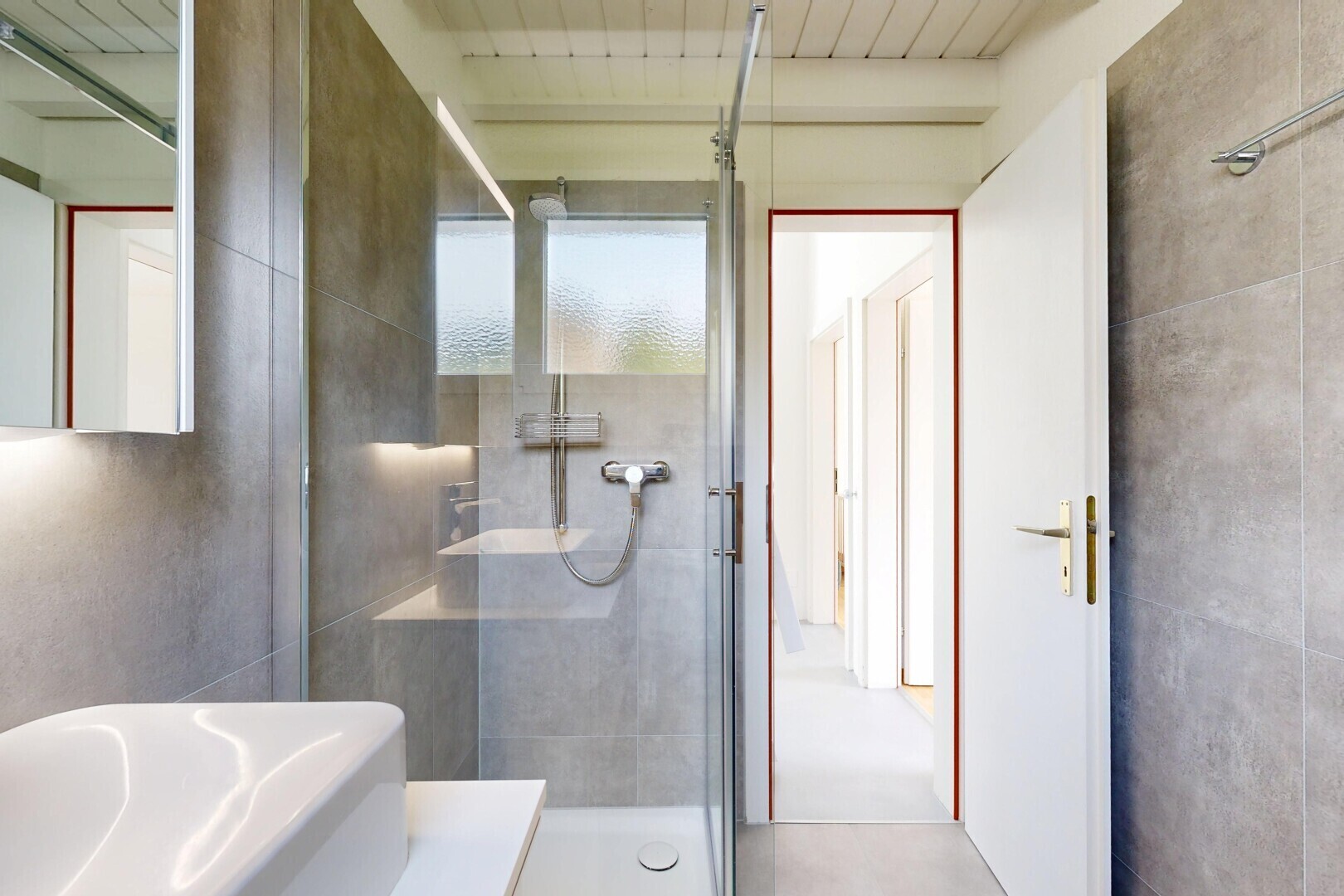 bad mit fliesenwand, tile wall, dusche, komplettes badezimmer, und inside property