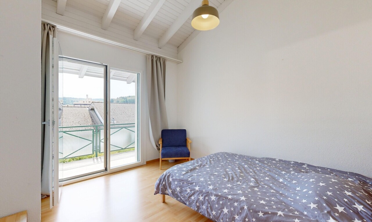 zimmer / schlafzimmer mit balkendecke, beamed ceiling, außenzugang, dachschräge, und vaulted ceiling