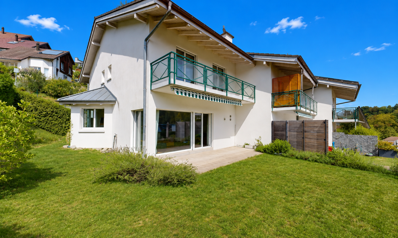 außenansicht mit balkon, property visible, rasen, day time, und stuckverkleidung