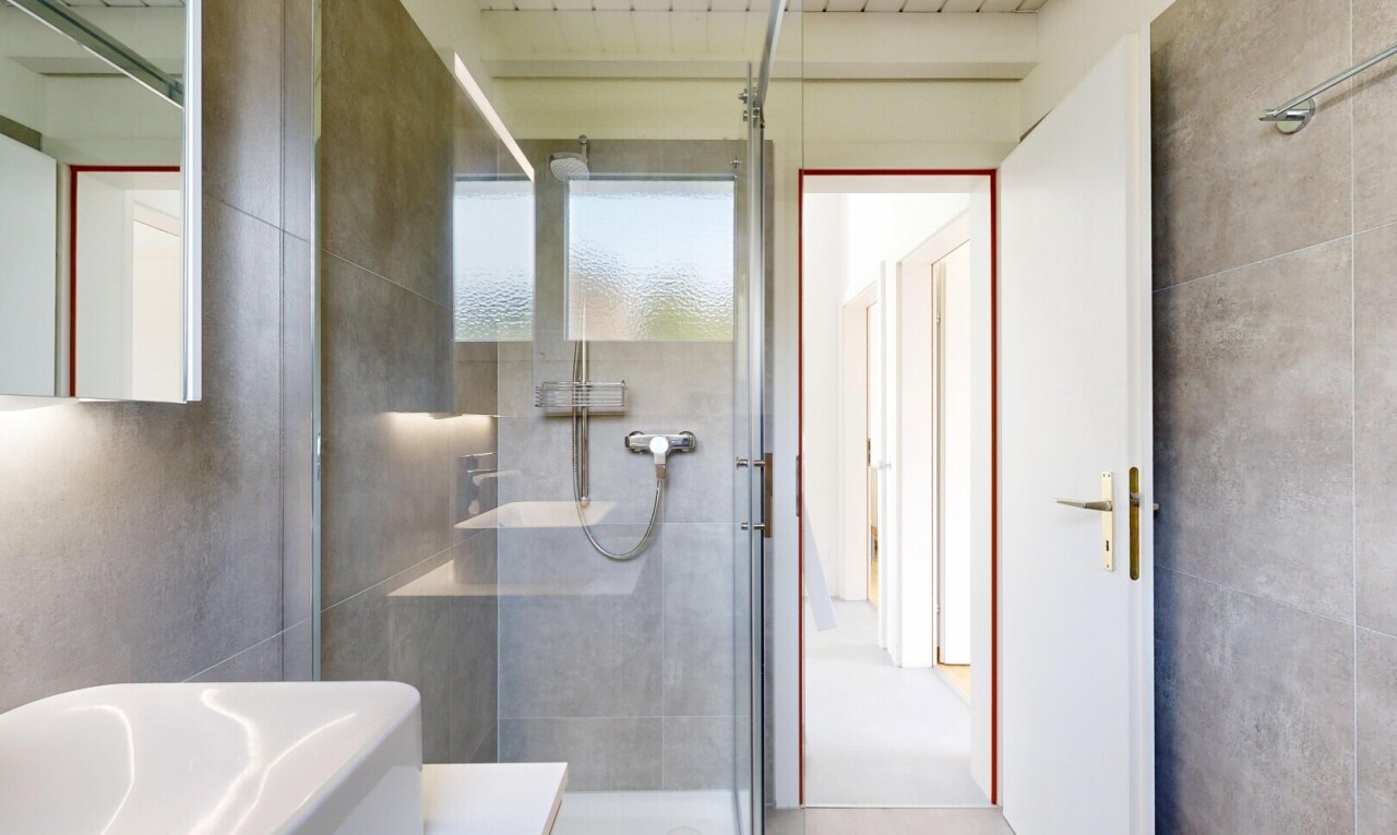bad mit fliesenwand, tile wall, dusche, komplettes badezimmer, und inside property