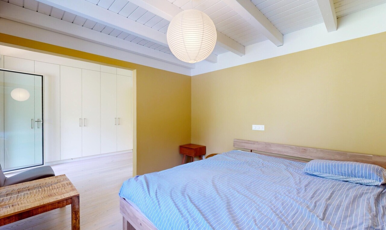 zimmer / schlafzimmer mit balkendecke, beamed ceiling, holzfußboden, wood finish floor, und gipskartonwand