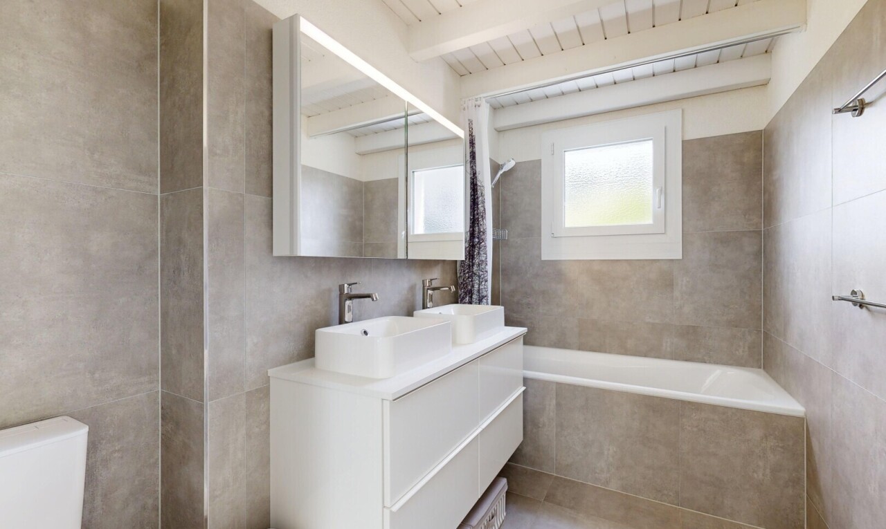 bad mit fliesenwand, tile wall, balkendecke, beamed ceiling, und komplettes badezimmer