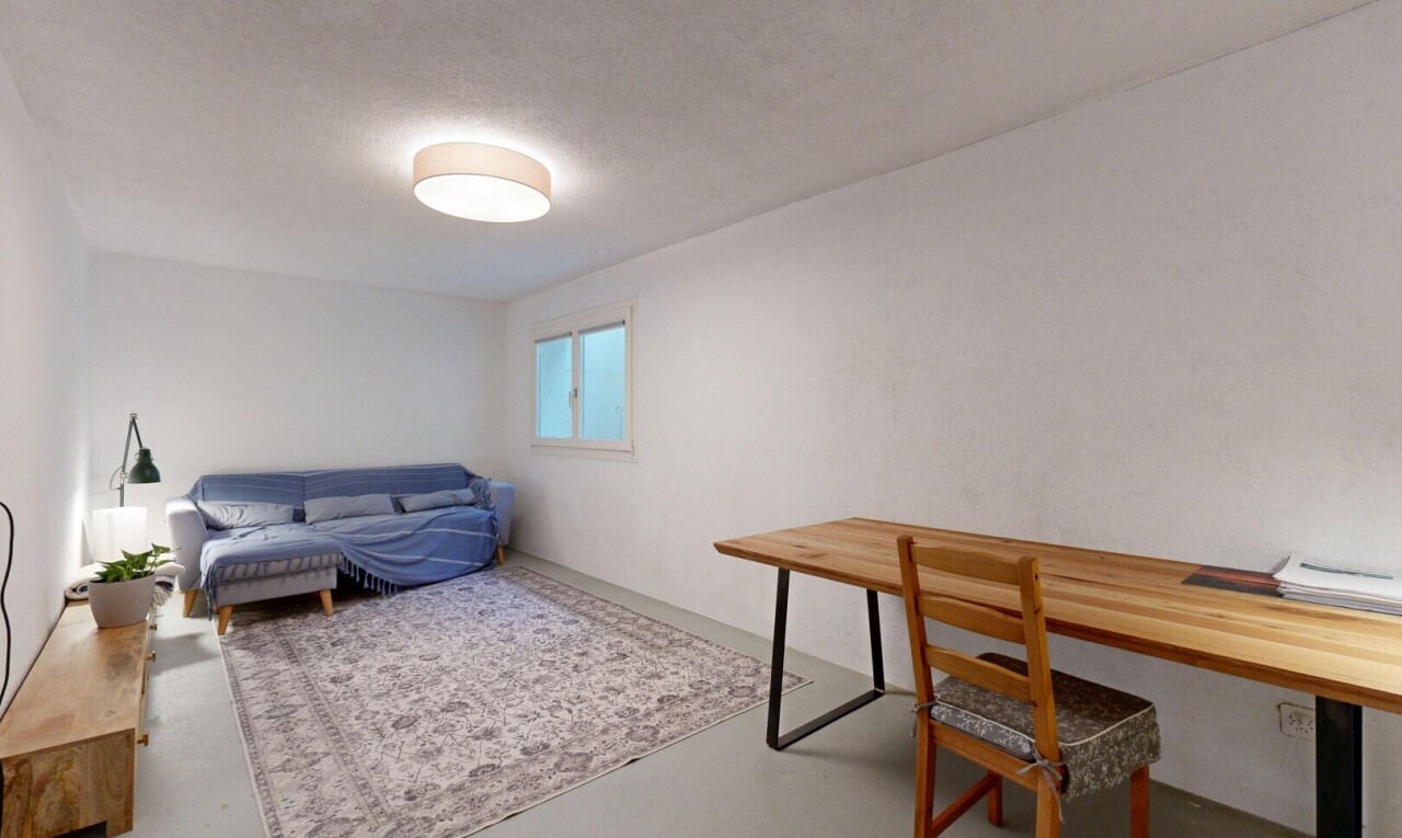 wohn- / esszimmer mit natürliches licht, concrete floor, betonboden, drywall, und gipskartonwand