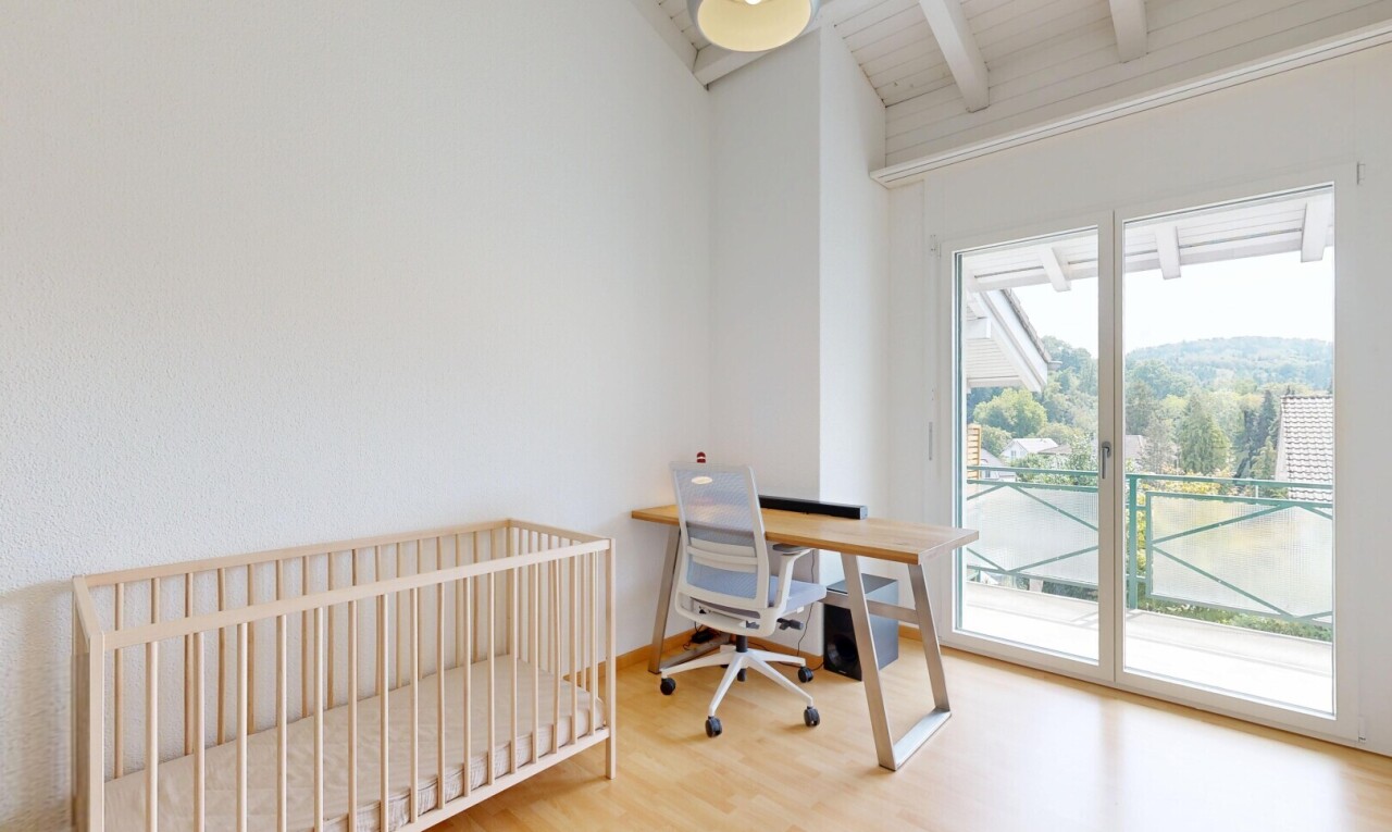zimmer / schlafzimmer mit beamed ceiling, balkendecke, high end ceiling, außenzugang, und wood finish floor
