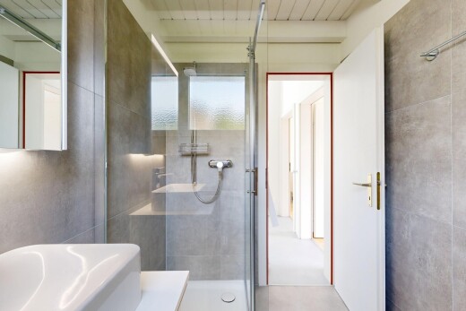 bad mit fliesenwand, tile wall, dusche, komplettes badezimmer, und inside property