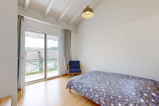 zimmer / schlafzimmer mit balkendecke, beamed ceiling, außenzugang, dachschräge, und vaulted ceiling