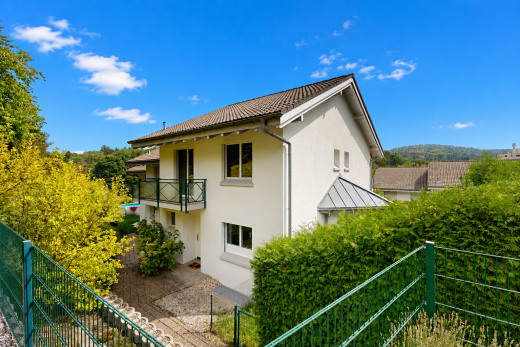 außenansicht mit balkon, stuckverkleidung, day time, metalldach, und ziegeldach