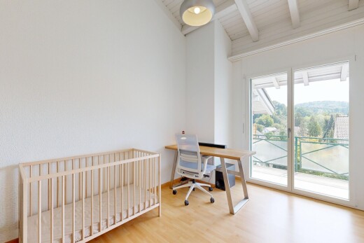 zimmer / schlafzimmer mit beamed ceiling, balkendecke, high end ceiling, außenzugang, und wood finish floor