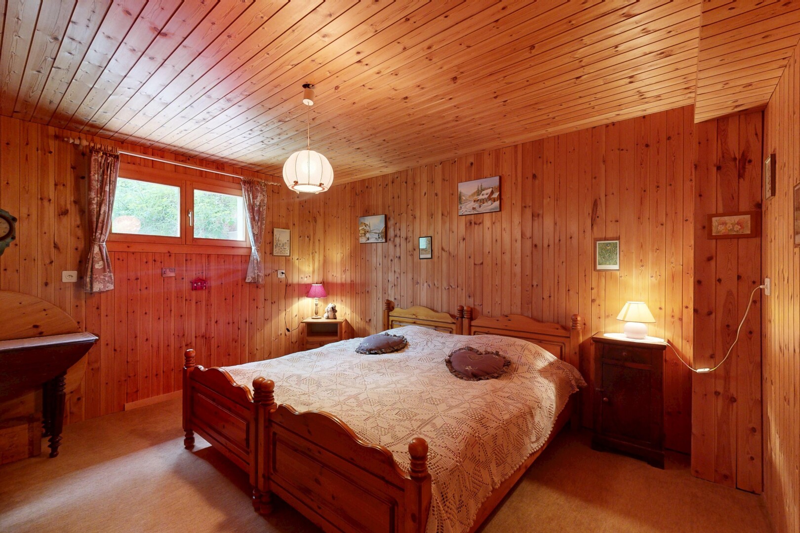chambre avec natural light, lumière naturelle, wood ceiling, plafond en bois, et inside property