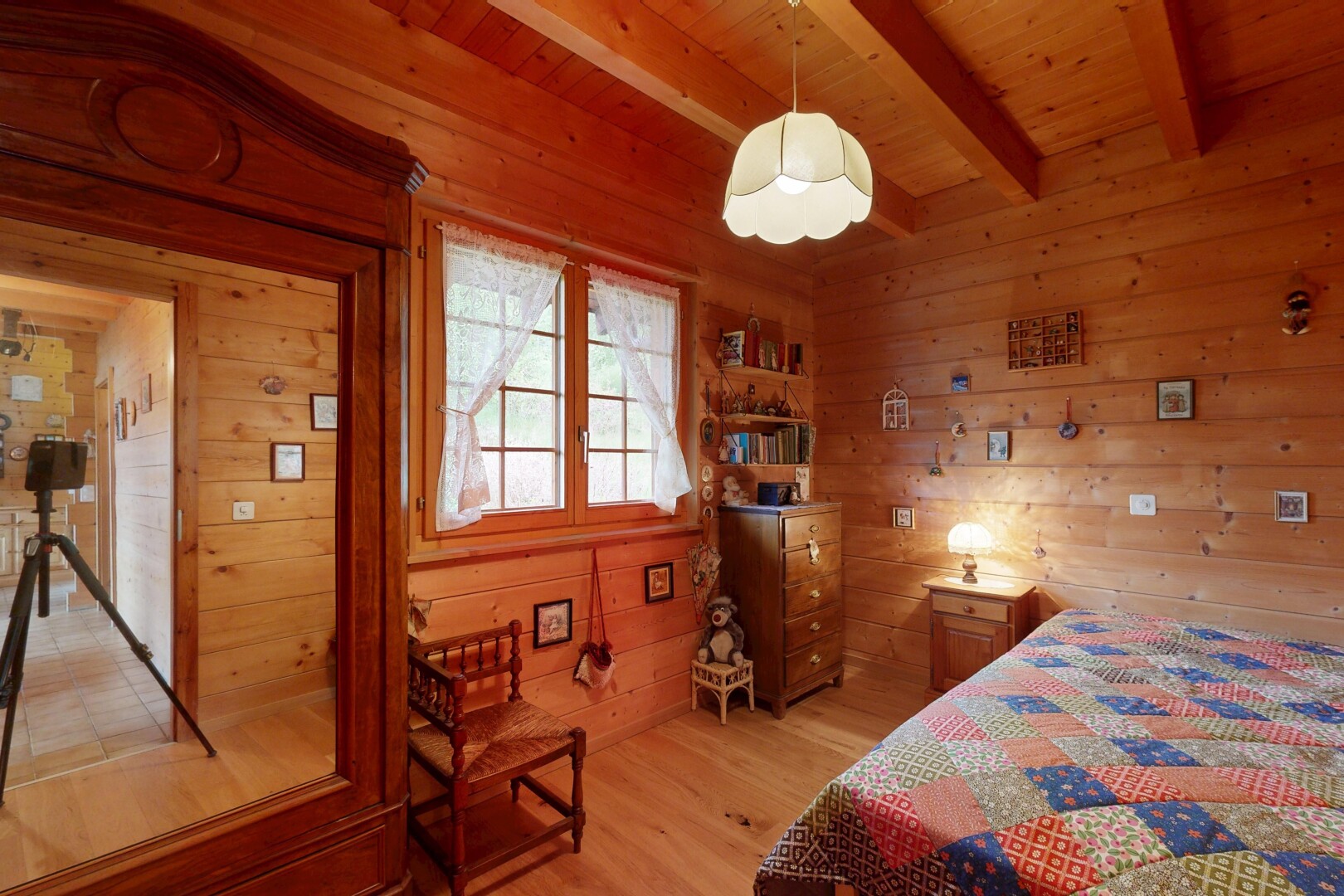 chambre avec mur en bois, wood wall, sol en finition bois, wood finish floor, et inside property