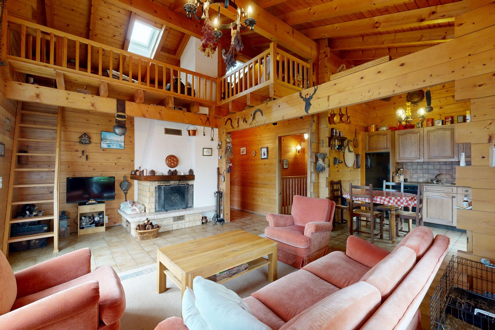 salon avec mur en bois, wood wall, inside property, plafond haut, et high ceiling