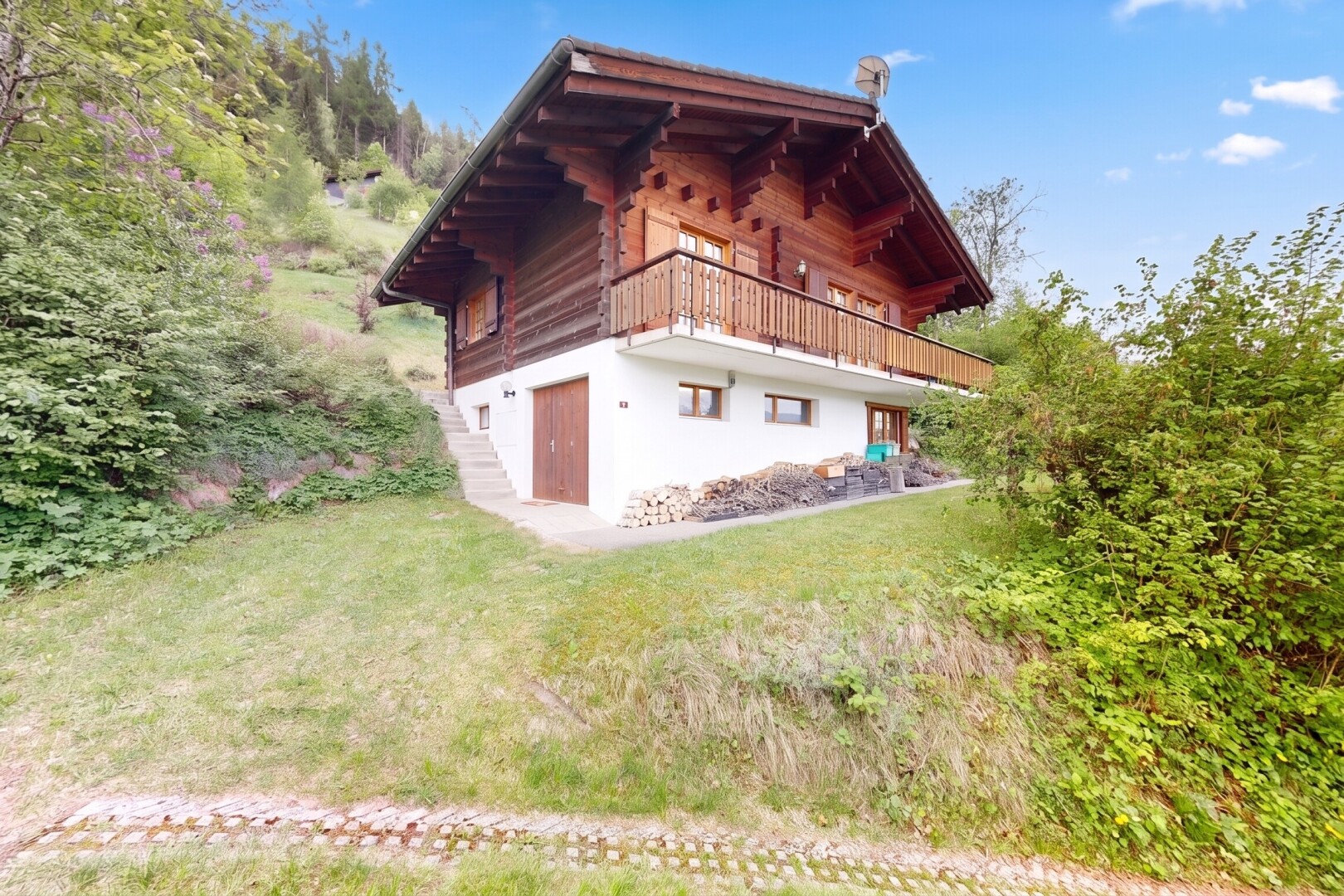 façade avec day time, property visible, pelouse, balcon, et bardage en stuc