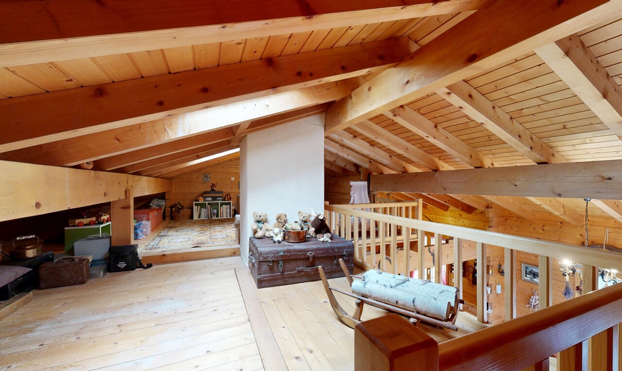 escaliers avec sol en finition bois, wood finish floor, plafond en bois, wood ceiling, et hardwood floor