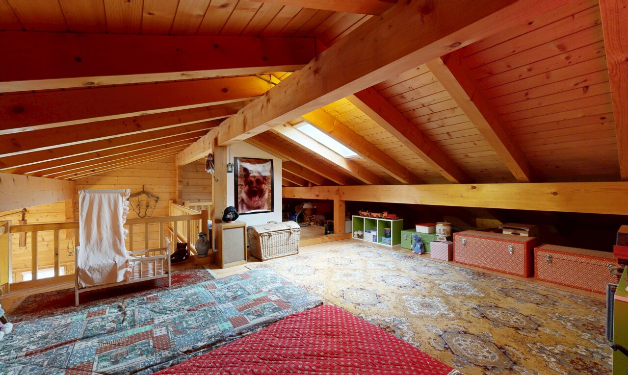 salon avec inside property, plafond en bois, wood ceiling, plafond voûté, et vaulted ceiling
