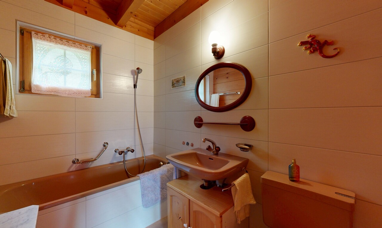 salle de bains avec miroir, salle de bain complète, évier, inside property, et douche-bain combinés