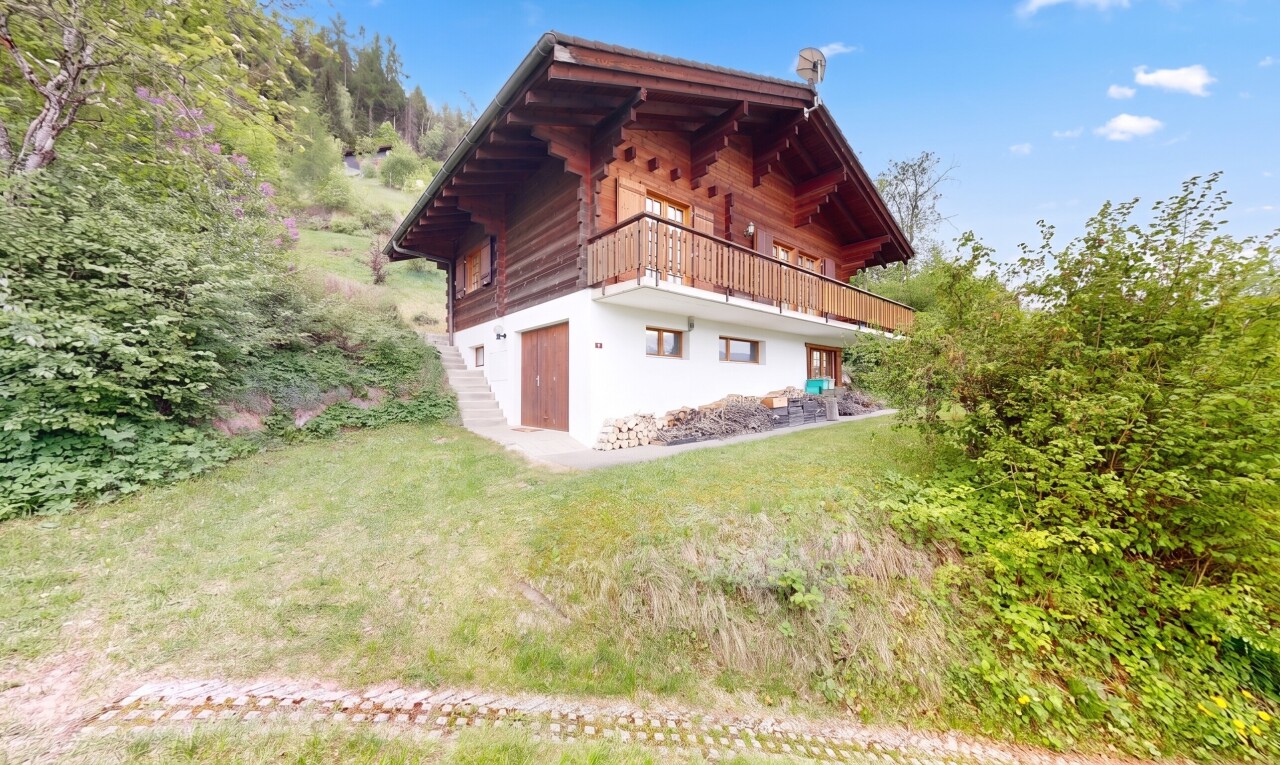 façade avec day time, property visible, pelouse, balcon, et bardage en stuc
