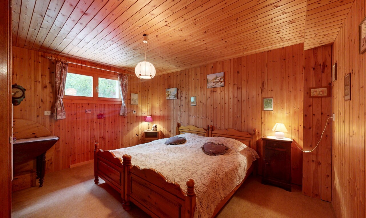 chambre avec natural light, lumière naturelle, wood ceiling, plafond en bois, et inside property