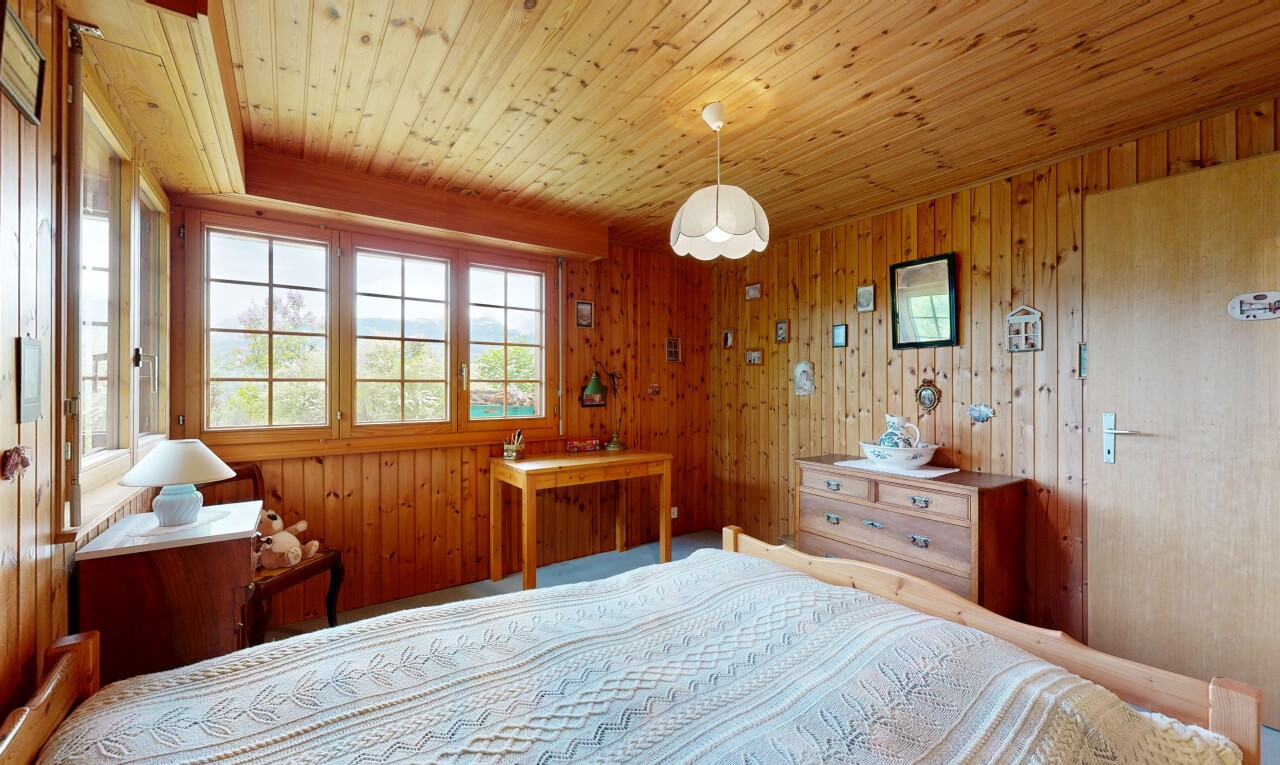chambre avec plafond en bois, wood ceiling, inside property, mur en bois, et wood wall
