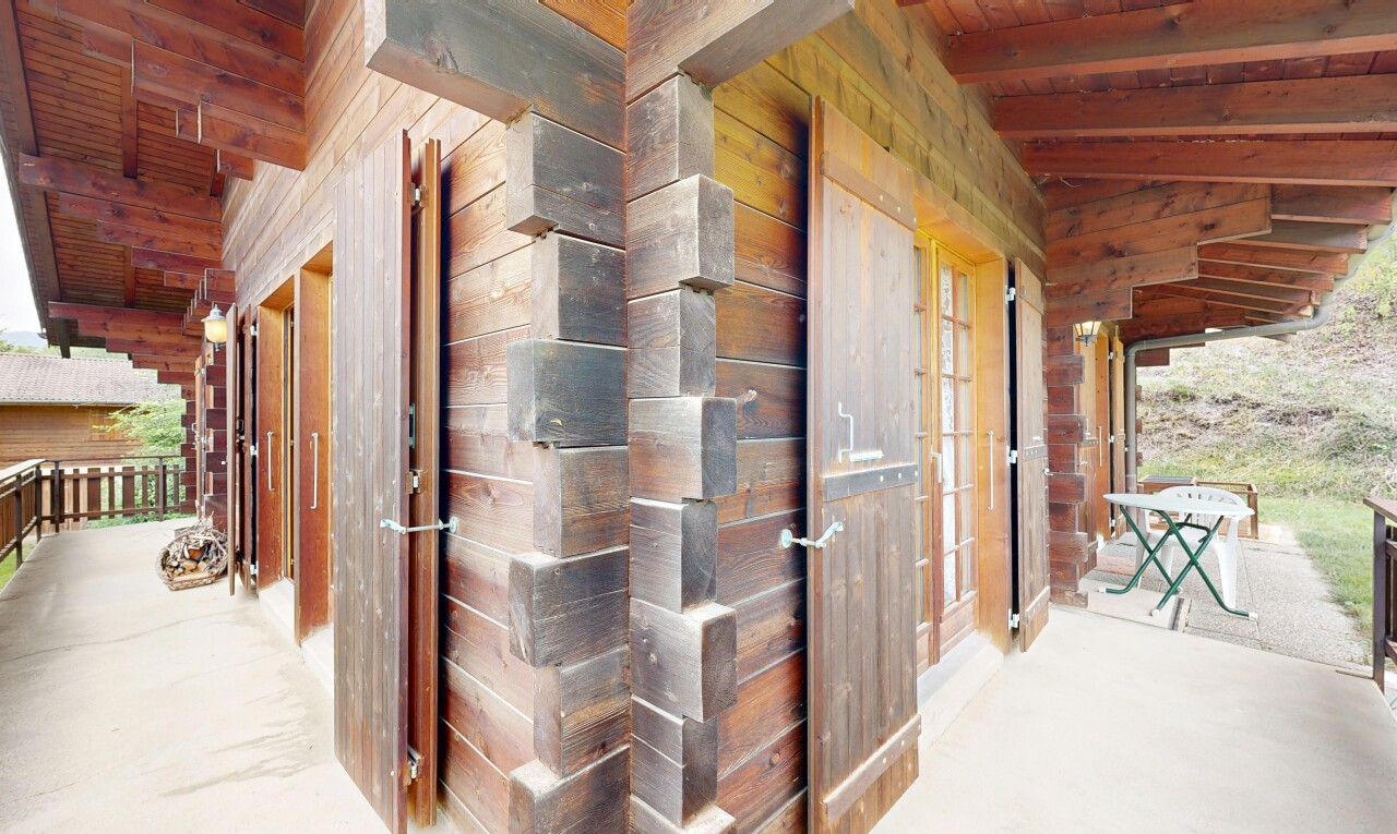 couloir avec mur en bois, wood wall, plafond voûté, vaulted ceiling, et plafond en bois