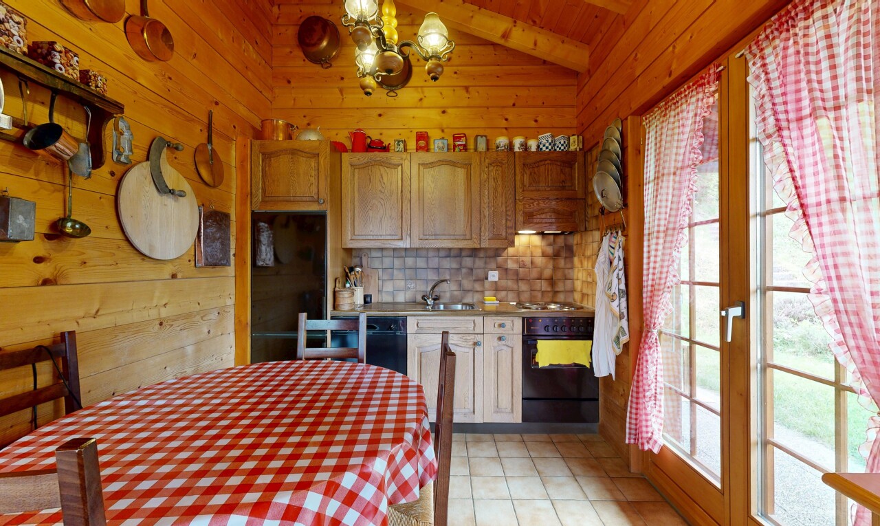 cuisine avec raised cabinets, armoires élevées, arched cabinets, armoires en arc, et light countertops