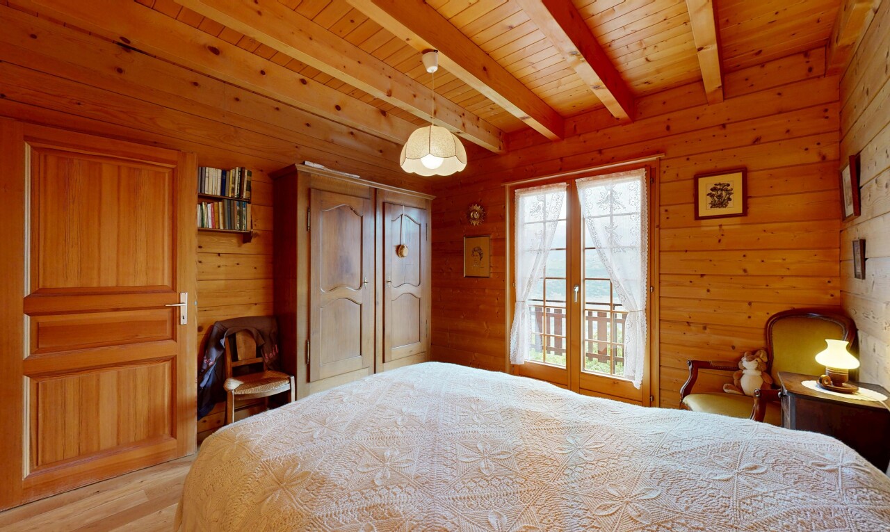 chambre avec wood wall, mur en bois, inside property, wood ceiling, et plafond en bois