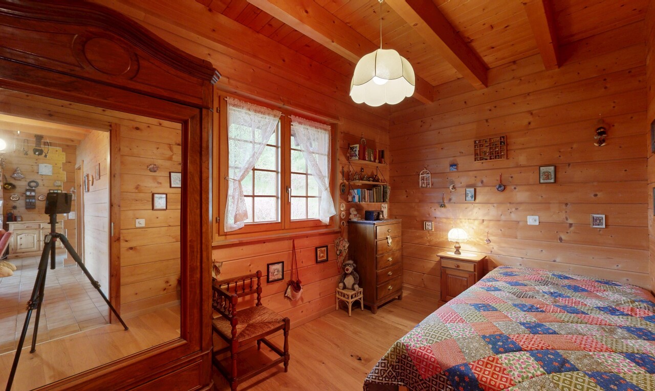 chambre avec mur en bois, wood wall, sol en finition bois, wood finish floor, et inside property
