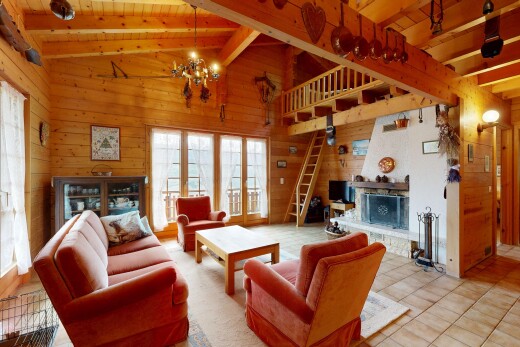 wohnzimmer mit balkendecke, beamed ceiling, holzwand, wood wall, und kamin