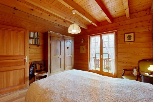 zimmer / schlafzimmer mit wood wall, holzwand, inside property, wood ceiling, und holzdecke