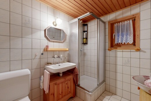 bad mit spiegel, dusche, schminktisch, fliesenwand, und tile wall